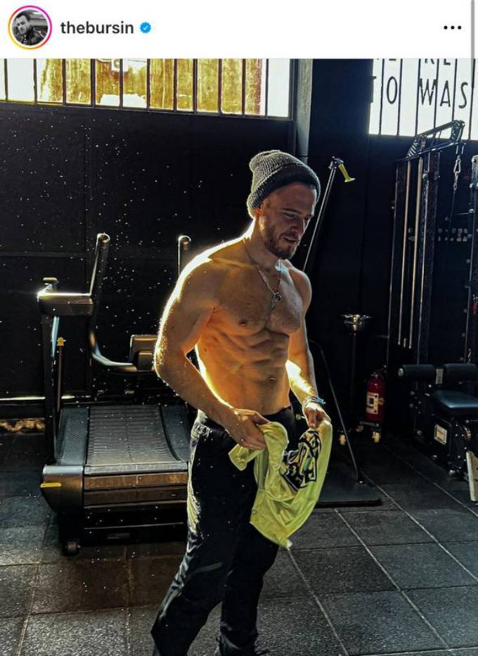 «Ходячий секс»: в Сеть попало горячее фото оголившегося Серкана Болата из «Постучись в мою дверь»