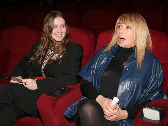 Эффектная Апина затмила рожденную от сурмамы скромницу-дочь