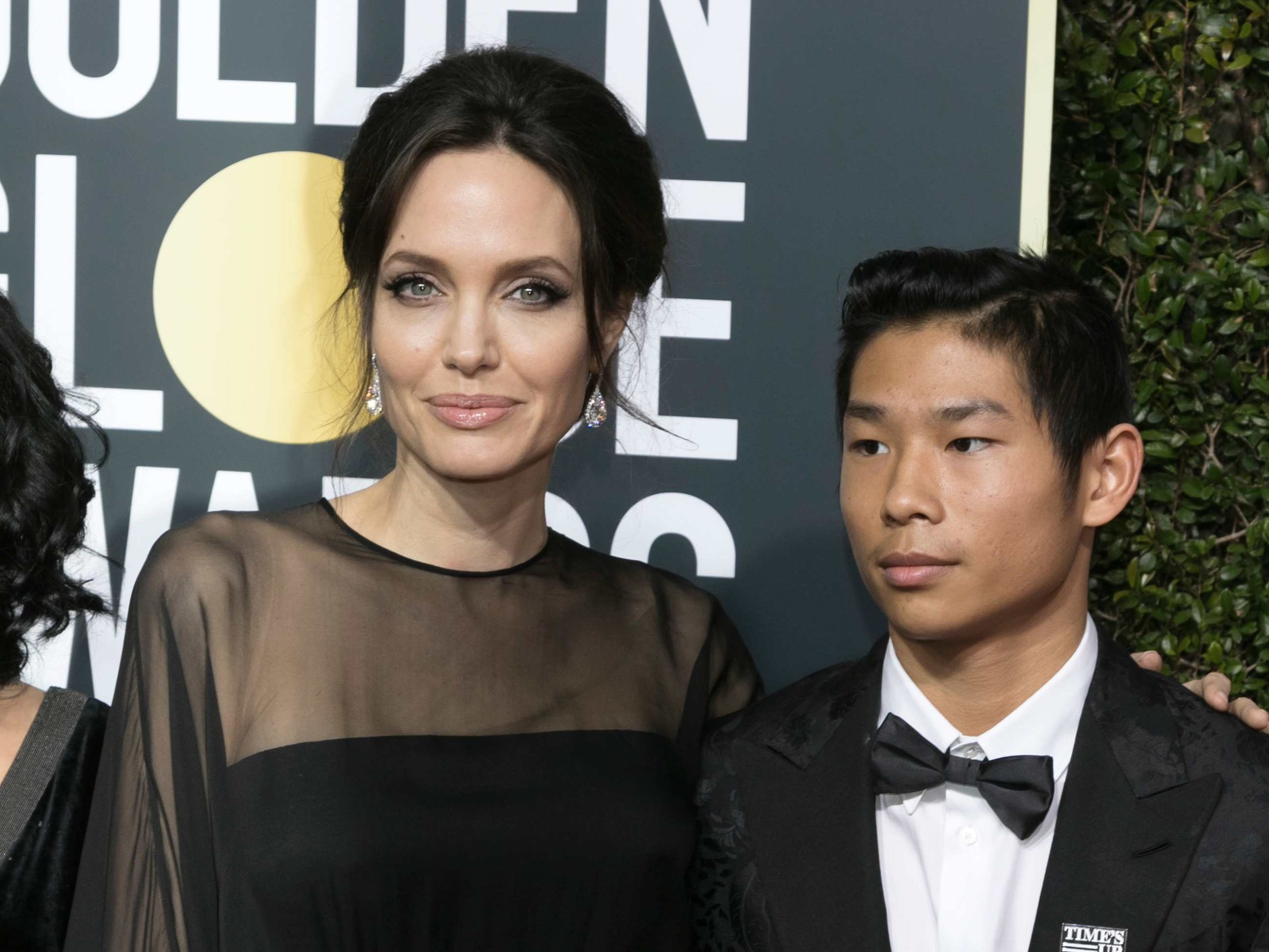 Сменил имя и профессию: сын Джоли и Питта отказался от семьи