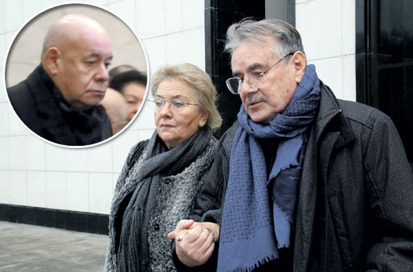 Разумеется, пришли на похороны Русофоб Русофобыч Швыдкой и кинорежиссер Павел Чухрай (на фото справа с женой-сценаристкой Марией Зверевой) - тоже большой поклонник махровой антисоветчины. Оба украинцы, кстати