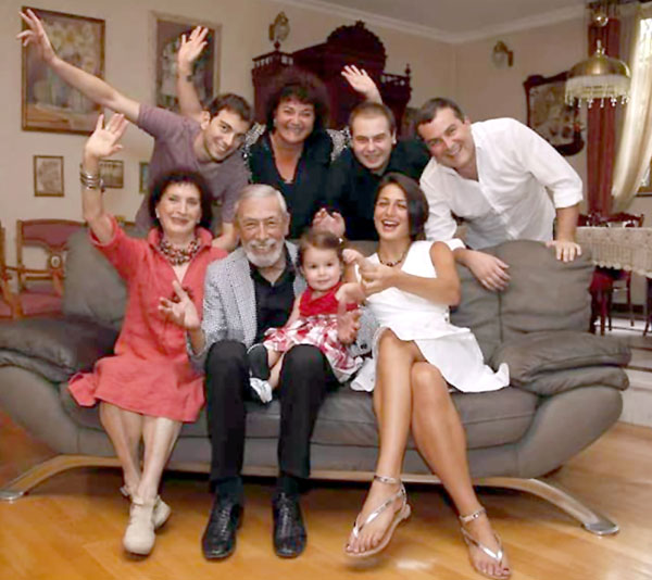 Кикабидзе с женой Ириной (слева от него), падчерицей Мариной (вторая слева в верхнем ряду), сыном Костей (справа в верхнем ряду), внуками и другими членами семьи