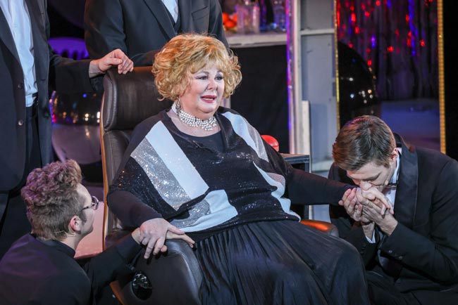 Зацеловали: 77-летняя Селезнева прямо на сцене развлеклась с мужиками