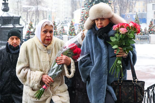 Сенсация: Ахеджакова показала мужа на прощании с Чуриковой