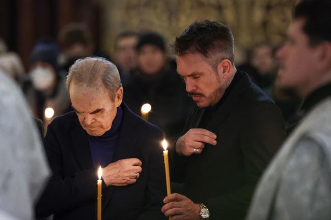 Сенсация: Ахеджакова показала мужа на прощании с Чуриковой