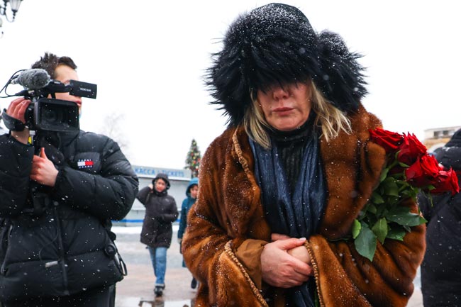 Прятала лицо от всех: Захарова странно вела себя на похоронах Чуриковой 
