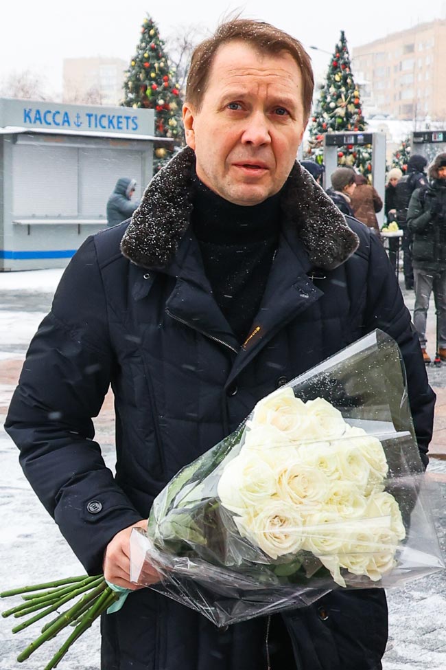 Сенсация: Ахеджакова показала мужа на прощании с Чуриковой