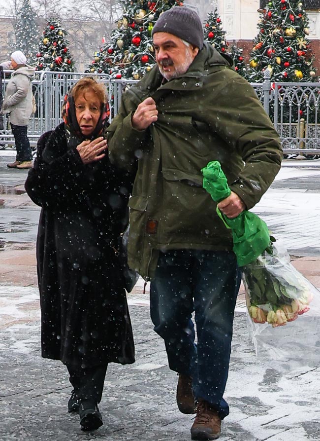 Сенсация: Ахеджакова показала мужа на прощании с Чуриковой