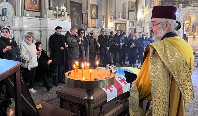 Наглухо закрытый гроб, обмотанный украинским флагом: прощание с Вахтангом Кикабидзе обернулось скандалом