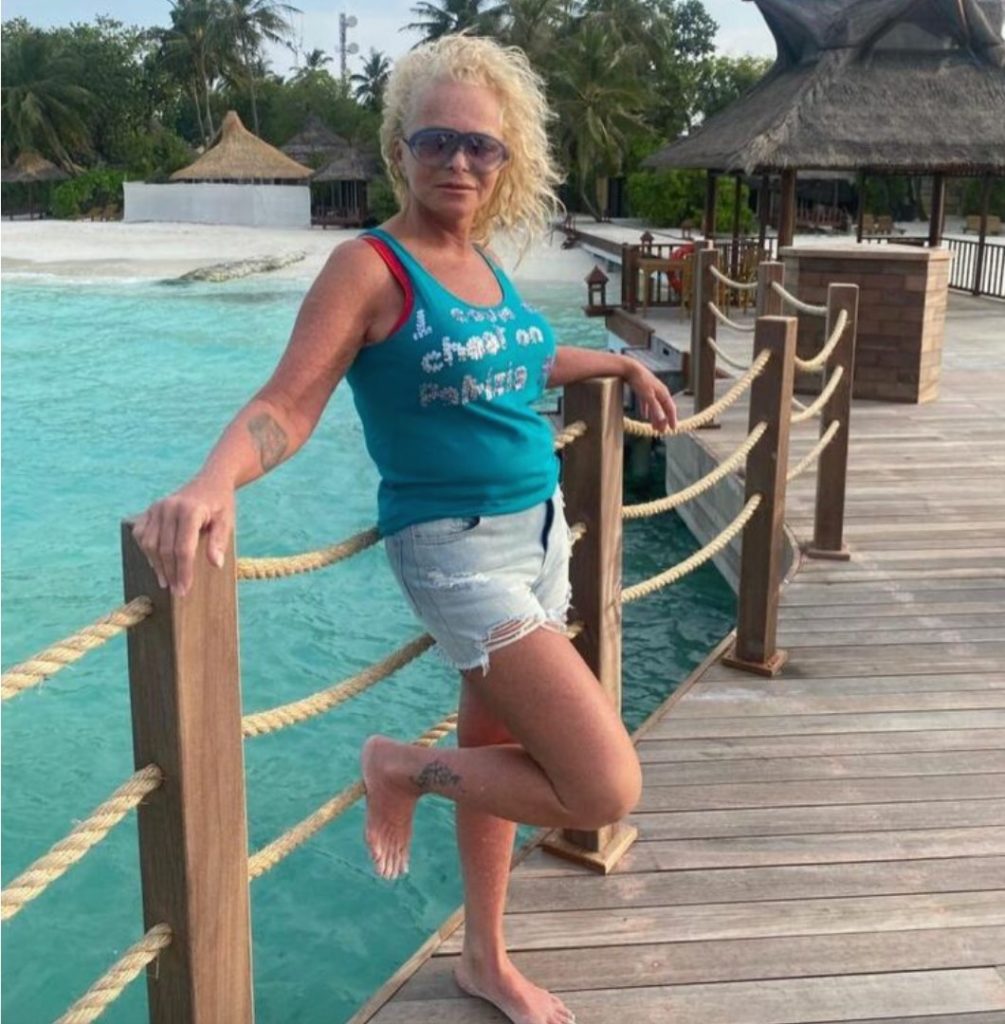 67-летняя Долина сверкнула стройными ножками в микрошортиках - фото