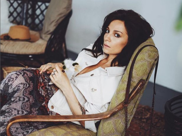 "Не можем скрыть": Светикова выставила напоказ округлившийся живот