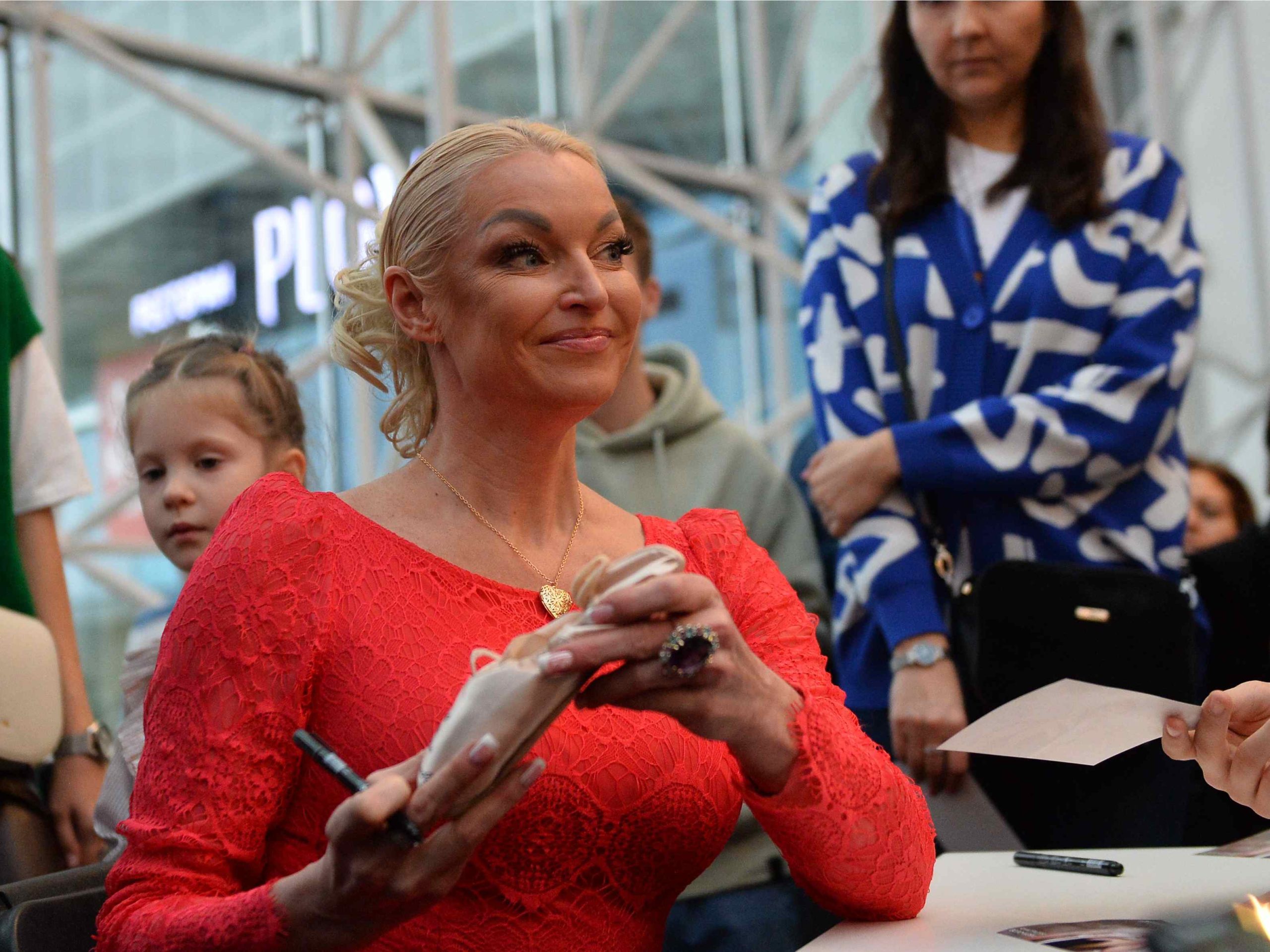 «Как после этого людям есть»: спрятавшая трусы Волочкова выставила напоказ свой розовый бутон