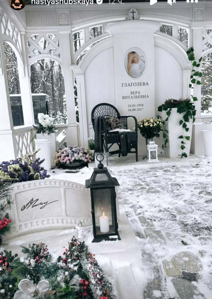 Кругом цветы и снег: как выглядит могила Вера Глаголевой