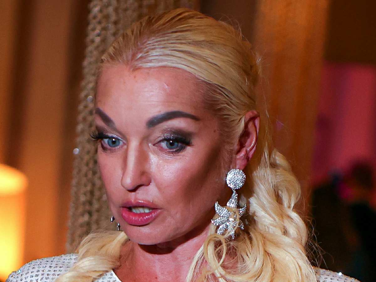 «Позвоните в полицию, кто-нибудь!» Двое увезли полуголую Волочкову в неизвестном направлении