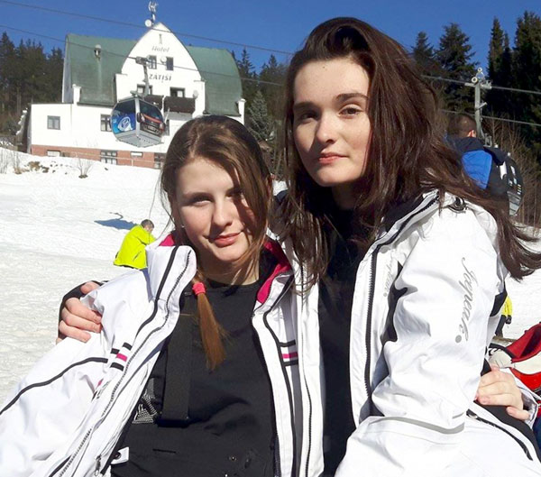 Дочка Балуева Анна-Мария (справа) с подругой на зимнем курорте