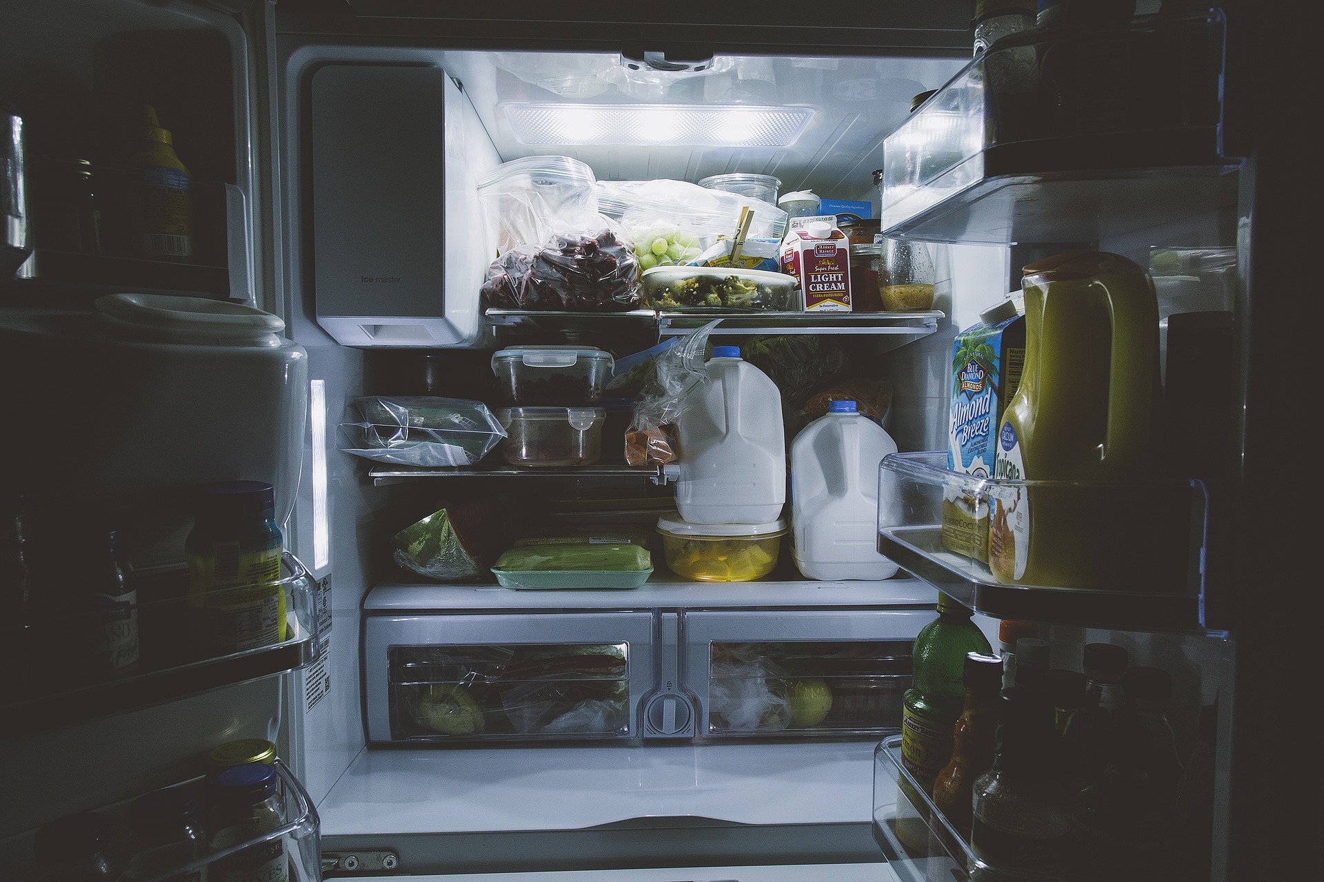 Как очистить холодильник за две минуты