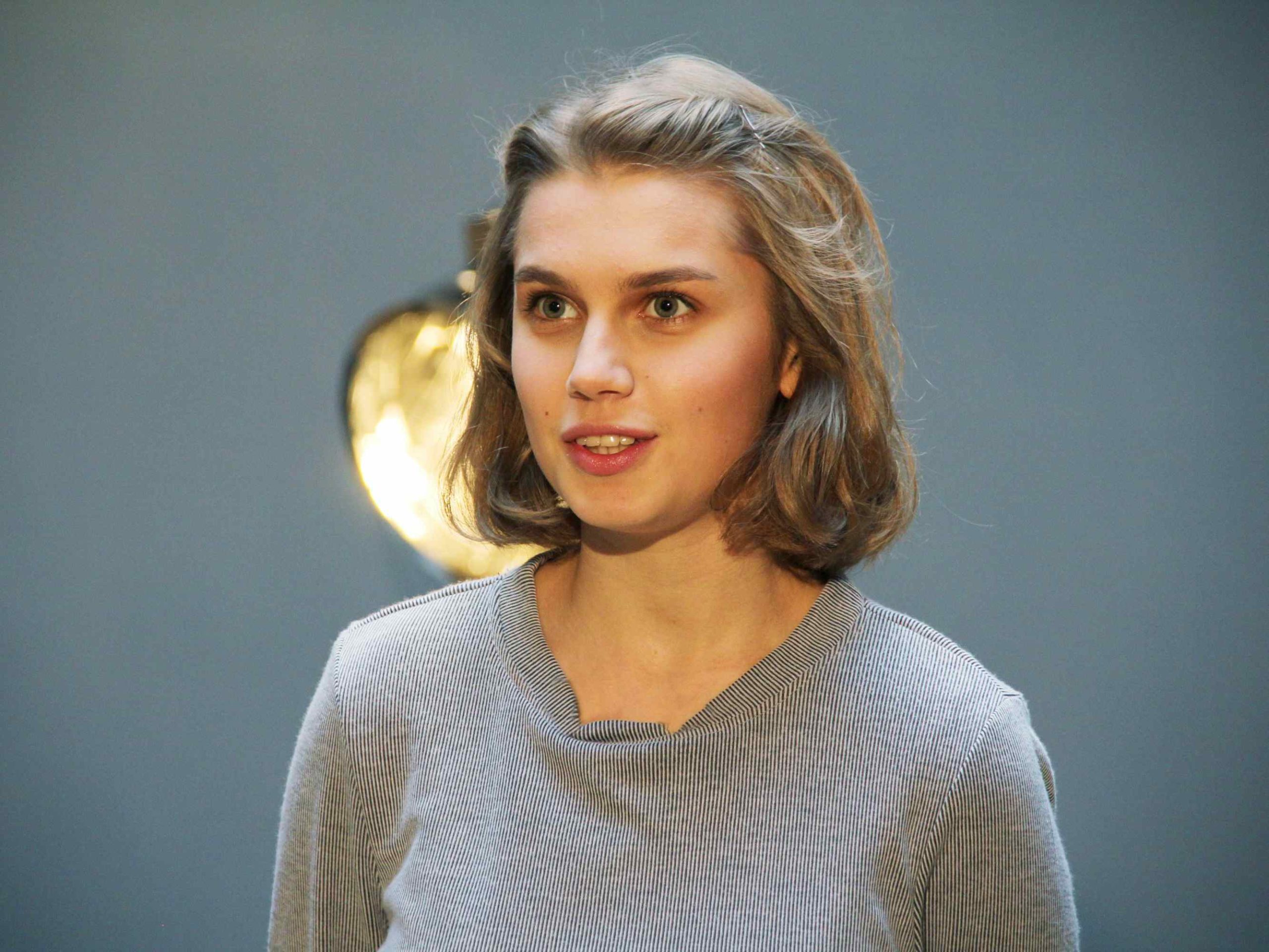 Смачно схватил за грудь: утехи Мельниковой с новым мужчиной попали на видео