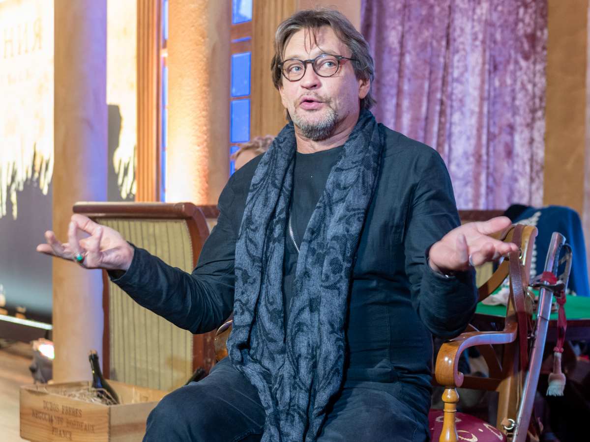 Александр Домогаров "Едва похоронил предыдущую!": 60-летний Домогаров сделал предложение молодой возлюбленной