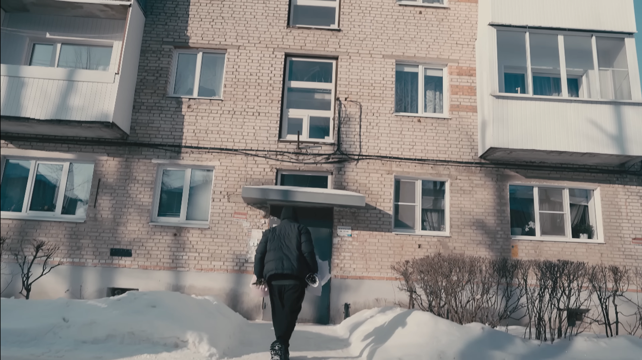 Водка в графине, ковер на стене и песни под гитару: SHAMAN показал всю семью в новом видео