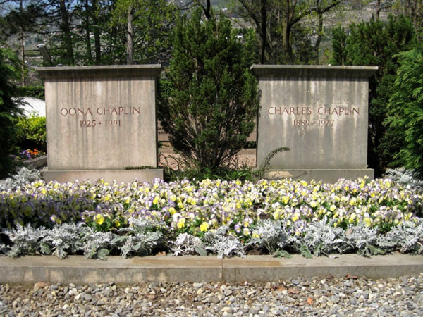 Памятник на могиле Чарльза и его жены в пригороде Лозанны (Швейцария)
