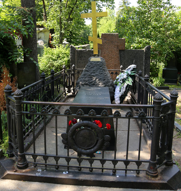 Памятник на Новодевичьем кладбище (2-й участок, 12-й ряд)
