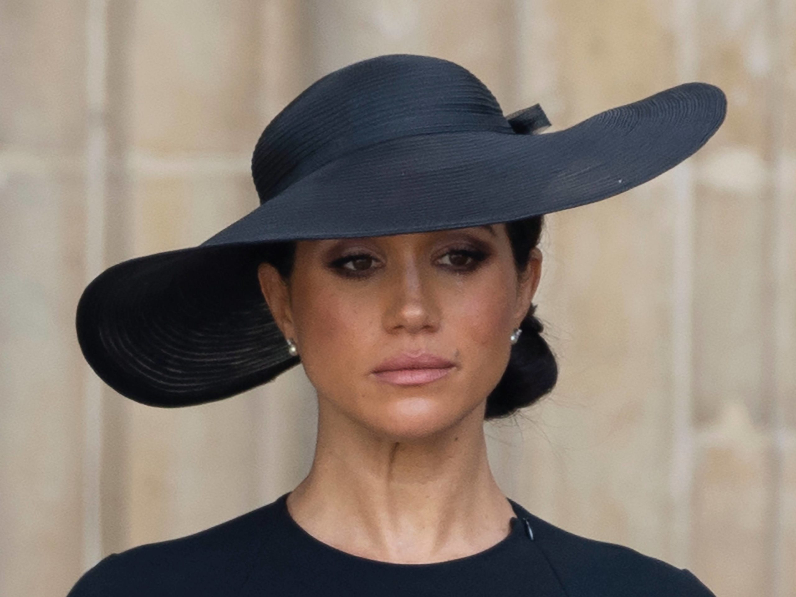 Никаких яхт и частных самолетов: нищий принц Гарри разочаровал Меган Маркл