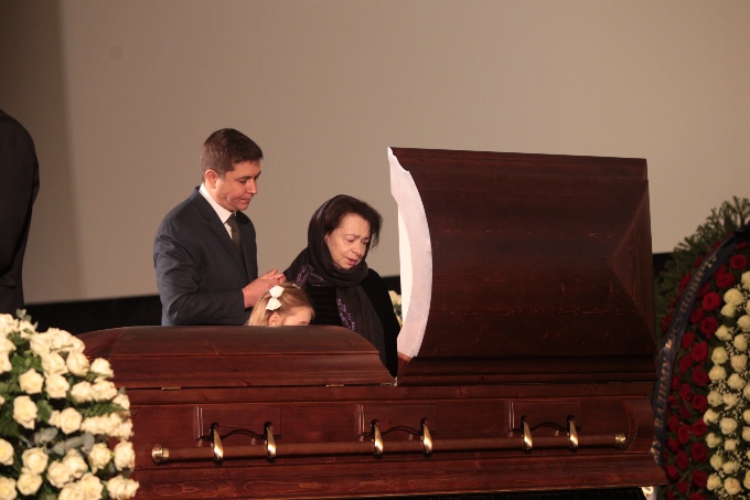 Люди не скрывают слез: фото режиссера Вадима Абдрашитова в гробу
