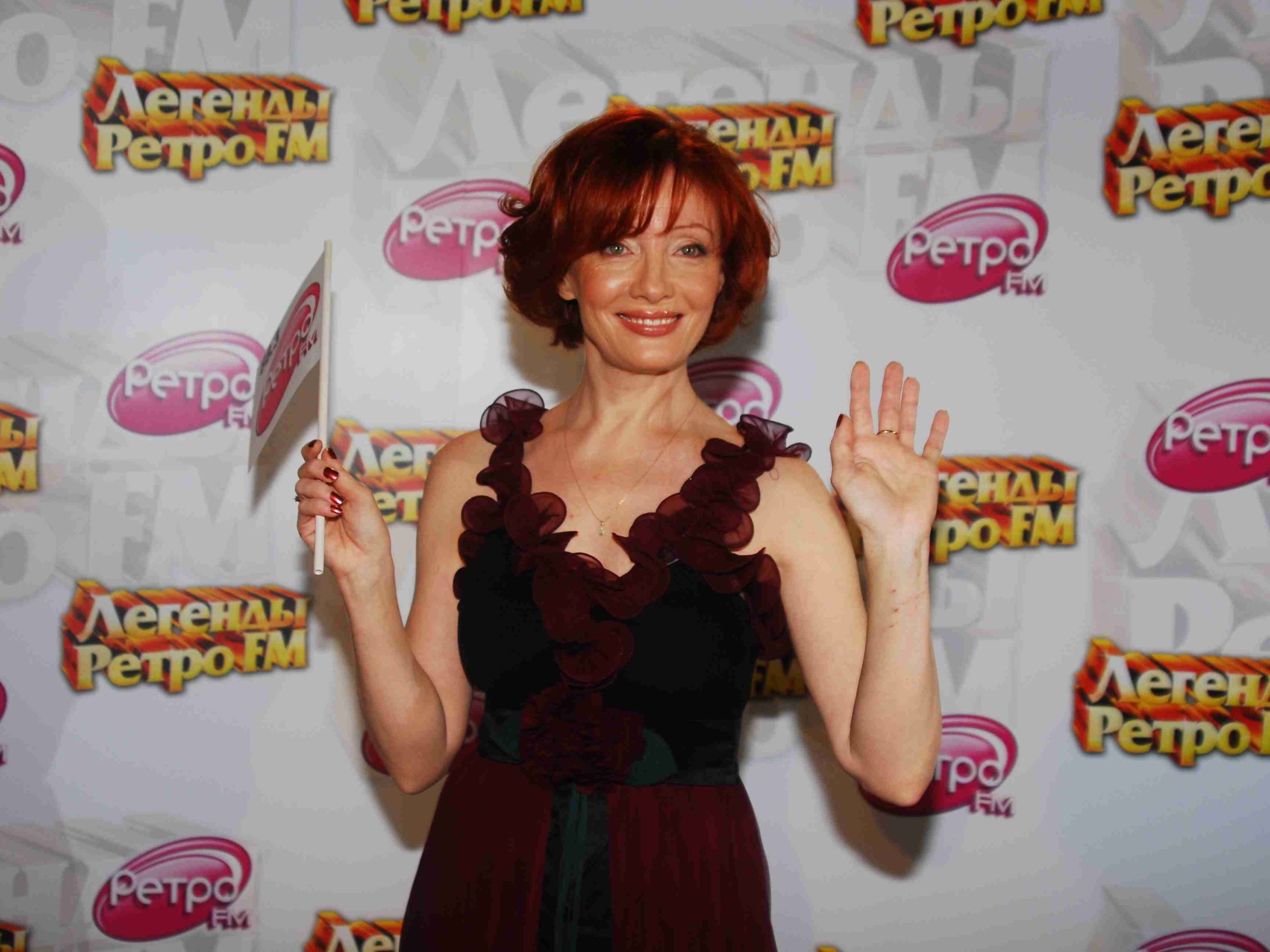 Показала все: 64-летняя Зарубина распахнула халатик на камеру