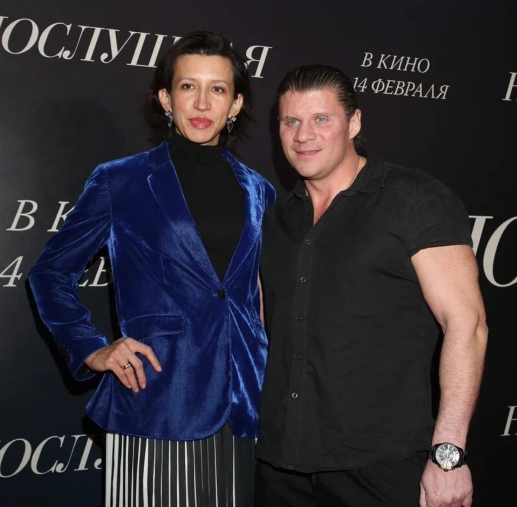 Похорошевшая Елена Борщев вышла в свет с мужем: народ аж рты разинул