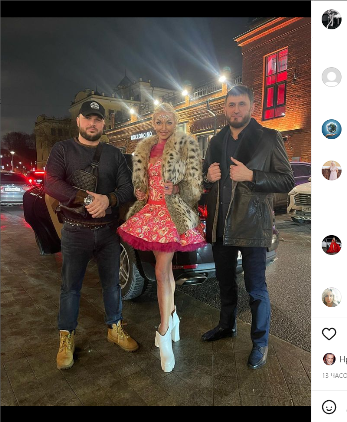 «Позвоните в полицию, кто-нибудь!» Двое увезли полуголую Волочкову в неизвестном направлении