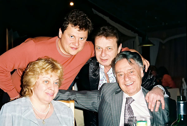Владимир Романов (слева вверху) с Хораловым, Андреем Дементьевым и его супругой Анной Пугач