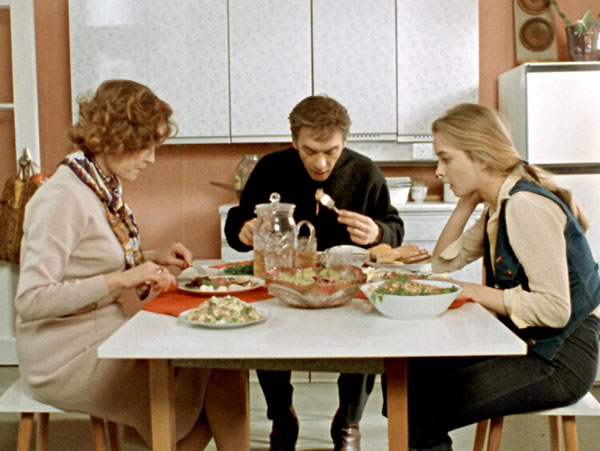 В кадре из «Москва слезам не верит» прямо не будничный ужин, а праздничный банкет: два сложных салата и горячее, которые Гоша якобы сварганил за полчаса