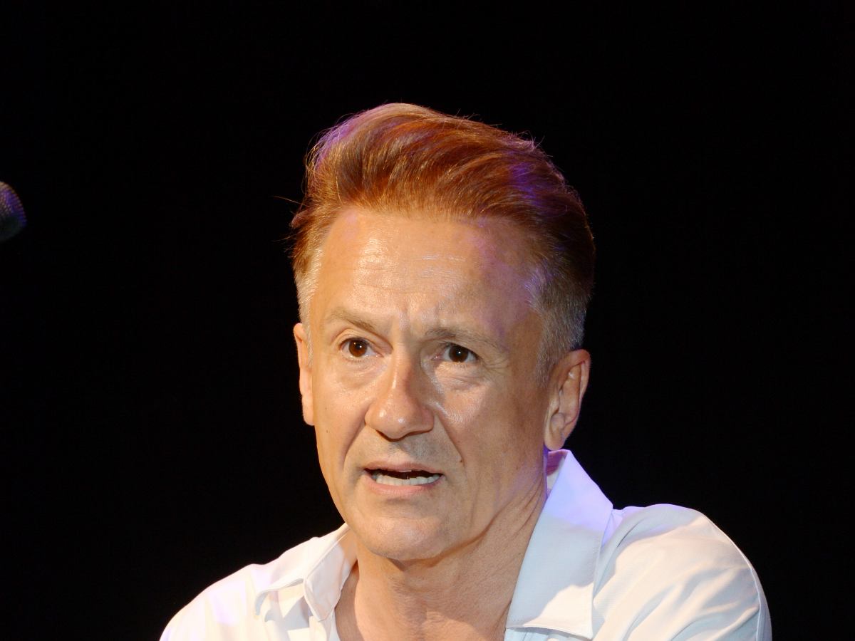 Безразмерный пиджак и растрепанная прическа: помолодевший Меньшиков вывел в свет жену