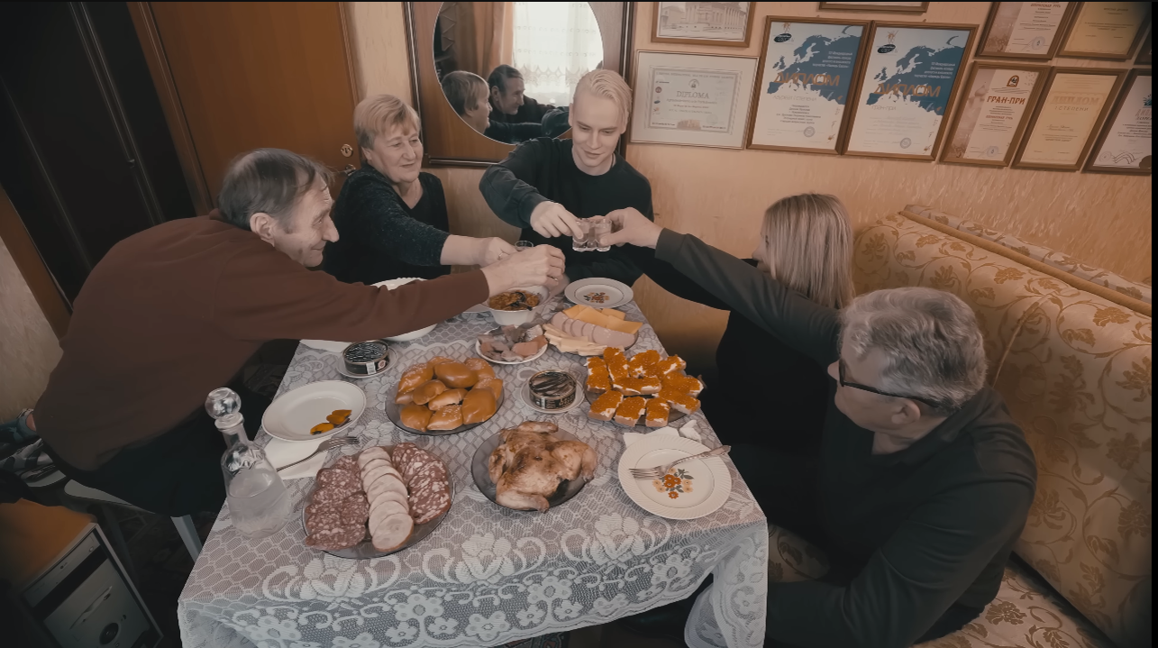 Водка в графине, ковер на стене и песни под гитару: SHAMAN показал всю семью в новом видео