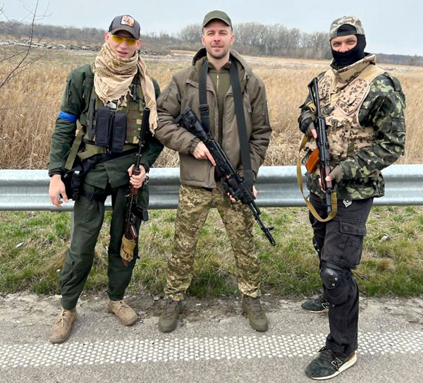 Покрасовавшись с автоматом, артист (в центре) укатил на гастроли