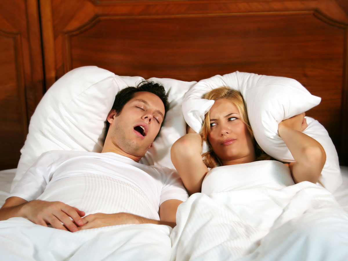 Бормотание во сне может указывать на психические отклонения, эпилепсию или болезнь Паркинсона