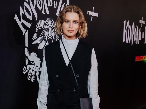 Пыхтит и стонет: Мельникова показала полосатую промежность