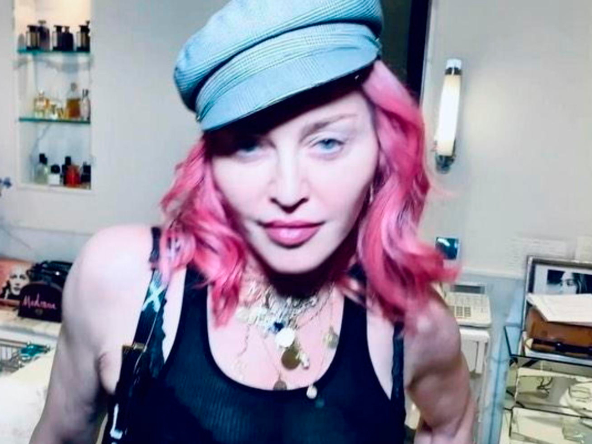 Красная и в жутких складках: показавшая публике грудь Мадонна вызвала омерзение