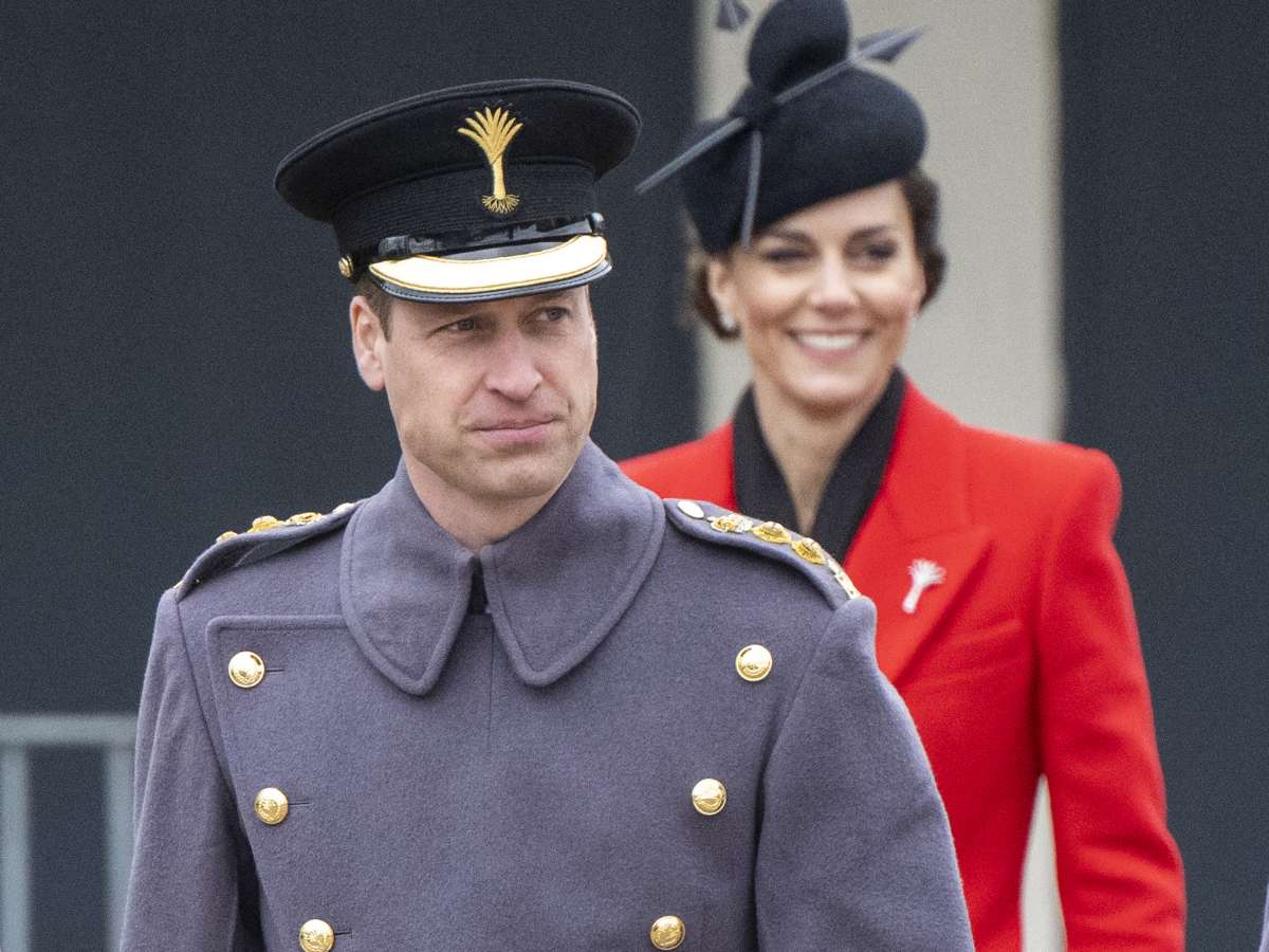 Покинувшего Великобританию после сообщения о разводе принца Уильяма сняли с другой женщиной и ребенком