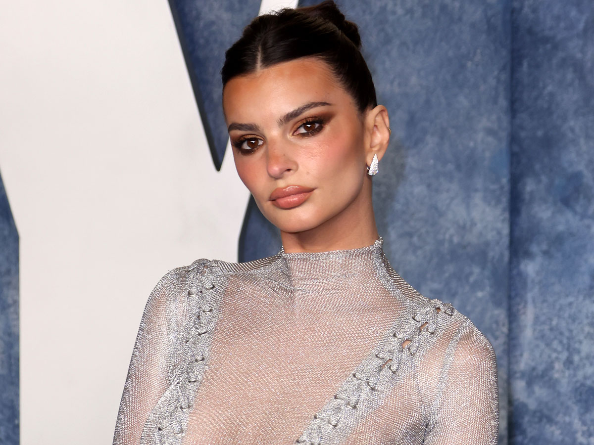 Эмили Ратаковски возбуждает смех