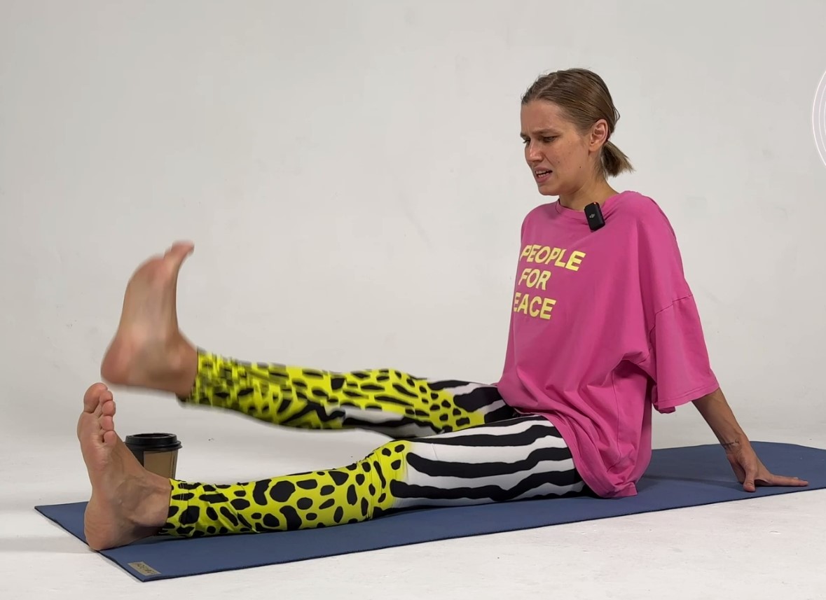 Пыхтит и стонет: Мельникова показала полосатую промежность