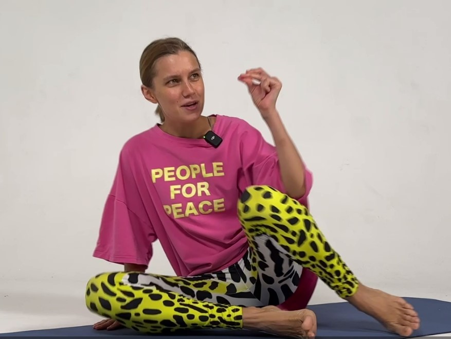 Пыхтит и стонет: Мельникова показала полосатую промежность