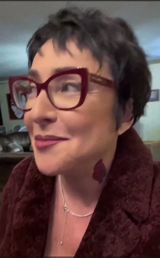 «Кровавый след»: Лолита предъявила страшное пятно на шее