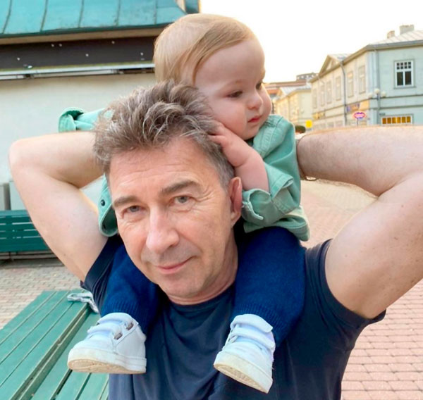 Двухлетний Лев цвета называет по-своему: белый - «донь», синий - «синь», черный - «дихал»