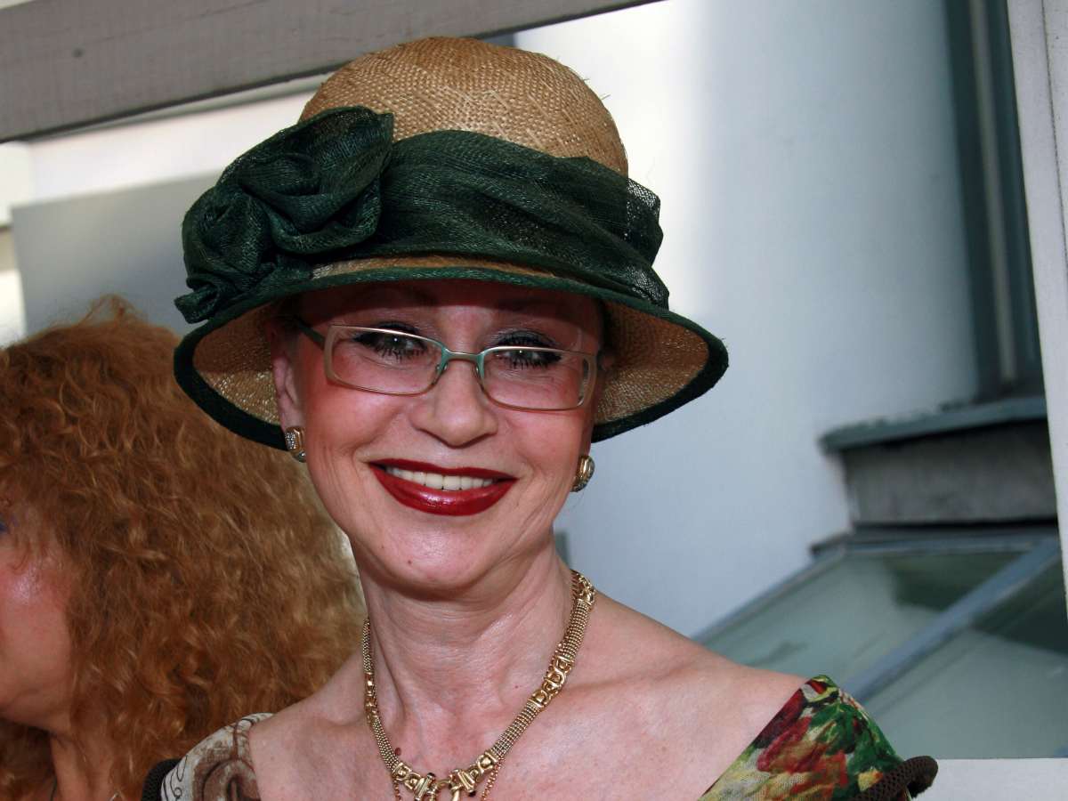 "Хочу умереть, к Максу хочу": близкие рассказали о последних днях жизни разбитой деменцией Моргуновой