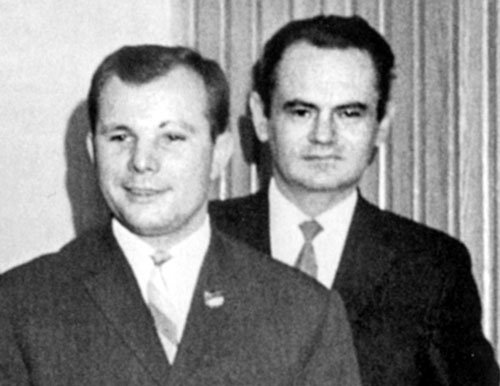 Отец братьев - влиятельный секретарь ЦК ВЛКСМ Юрий Торсуев (1929 - 2003) с Юрием Гагариным