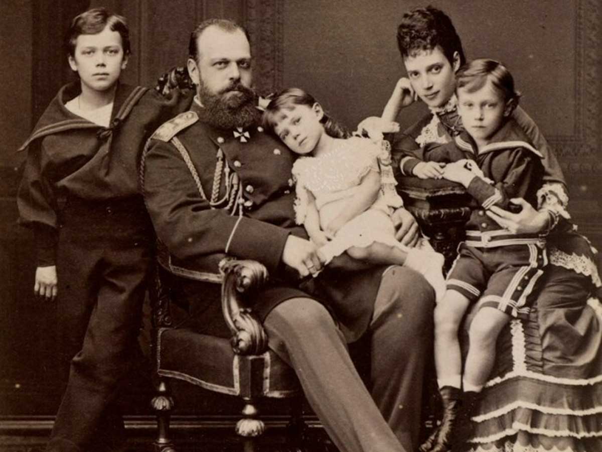 Александр III с женой Марией Федоровной и детьми