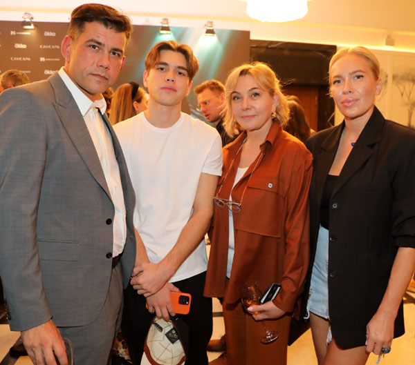 Арина Аяновна (вторая справа) с сыном Данилой, внуком Никитой и невесткой