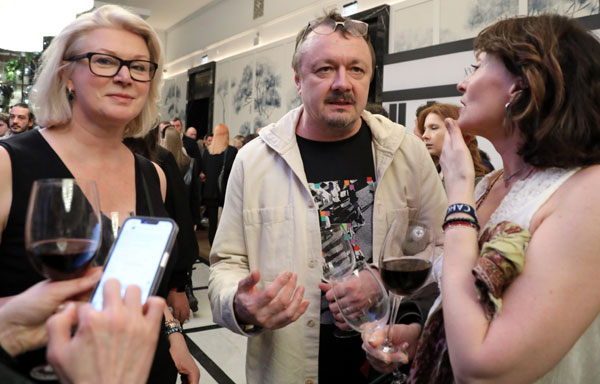 Владимир Шевельков пришел на премьеру с женой Ириной (в очках). С бывшей моделью актер вырастил двоих детей