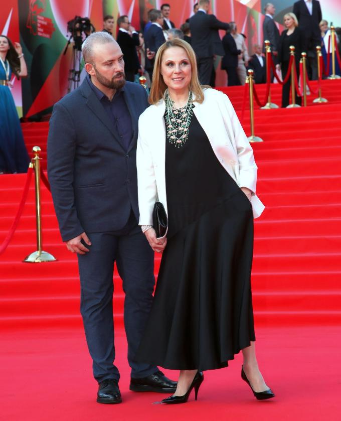 Не муж: вернувшуюся в Россию Дину Корзун сняли с брутальным красавцем