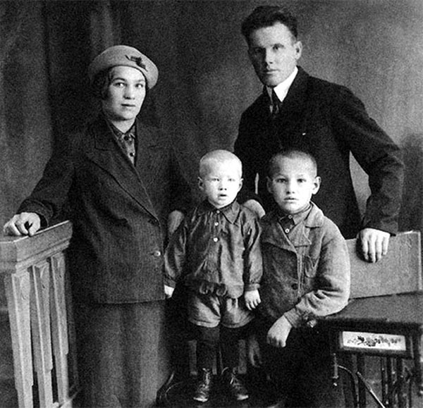 Боря и Миша Ельцины с родителями Николаем Игнатьевичем и Клавдией Васильевной (октябрь 1939 г.)